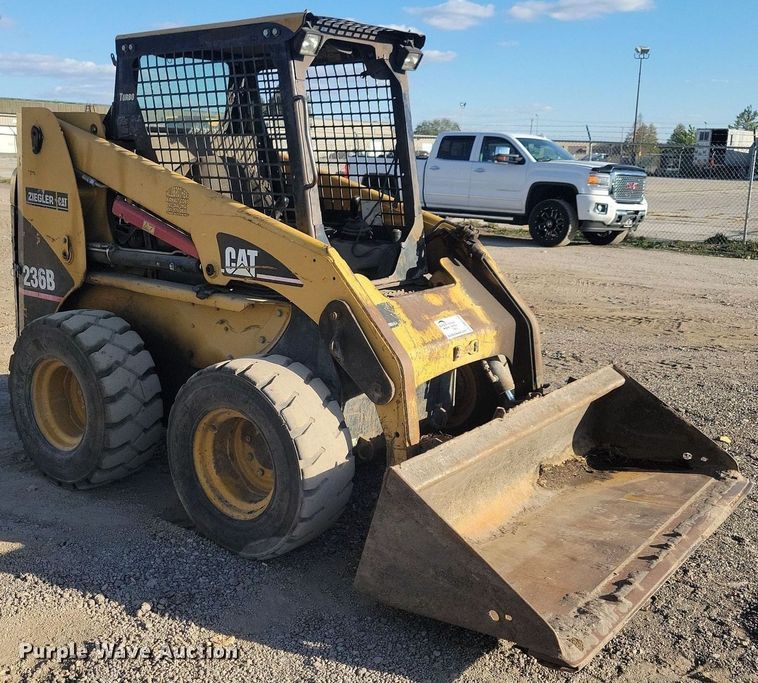 image for item DN4150 2004 Caterpillar 236B  skid steer loader
