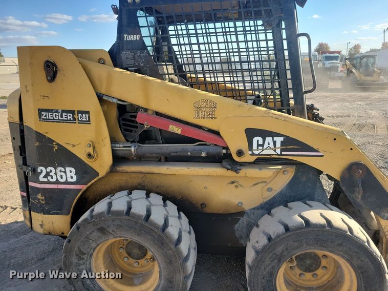 image for item DN4150 2004 Caterpillar 236B  skid steer loader
