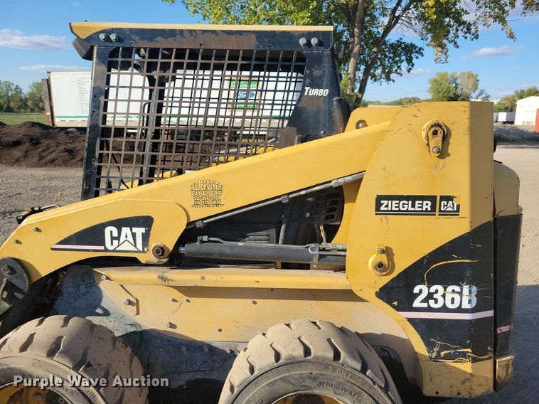 image for item DN4150 2004 Caterpillar 236B  skid steer loader