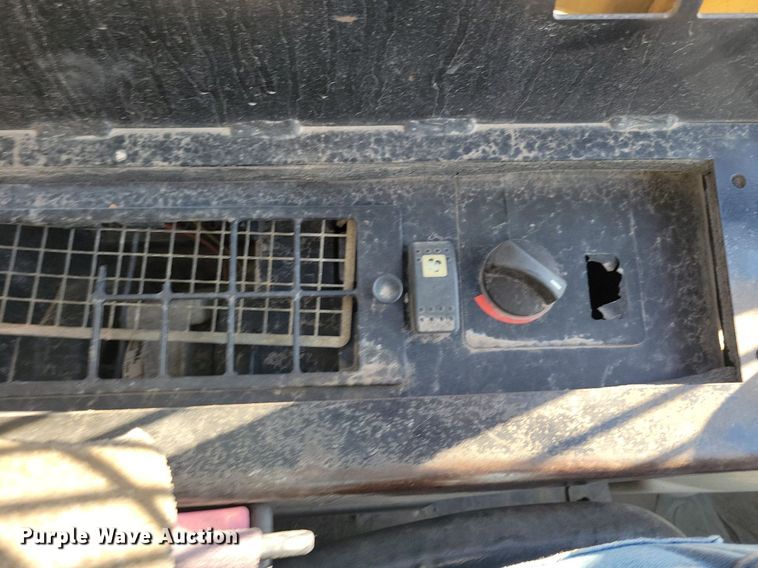 image for item DN4150 2004 Caterpillar 236B  skid steer loader