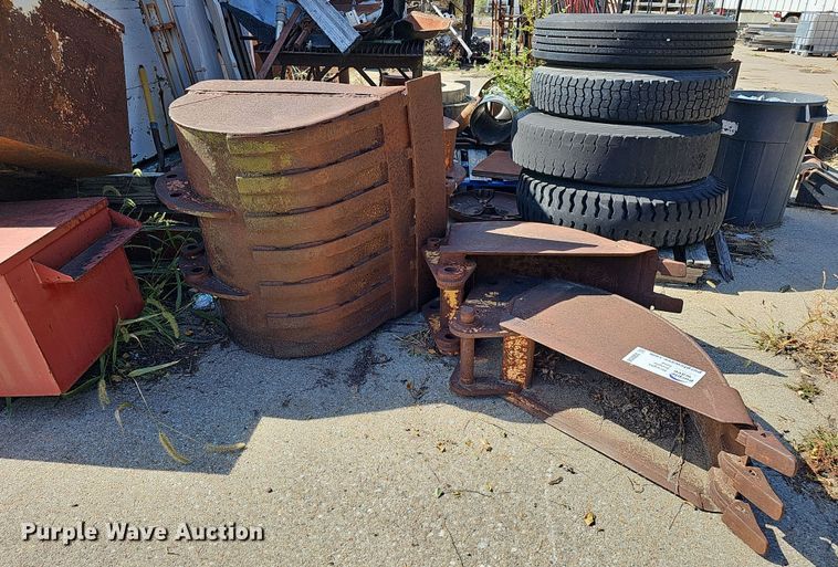 image for item DQ0238 (4) John Deere 410 backhoe buckets