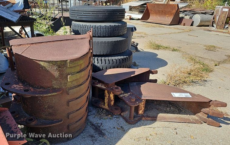 image for item DQ0238 (4) John Deere 410 backhoe buckets