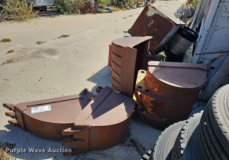 image for item DQ0238 (4) John Deere 410 backhoe buckets