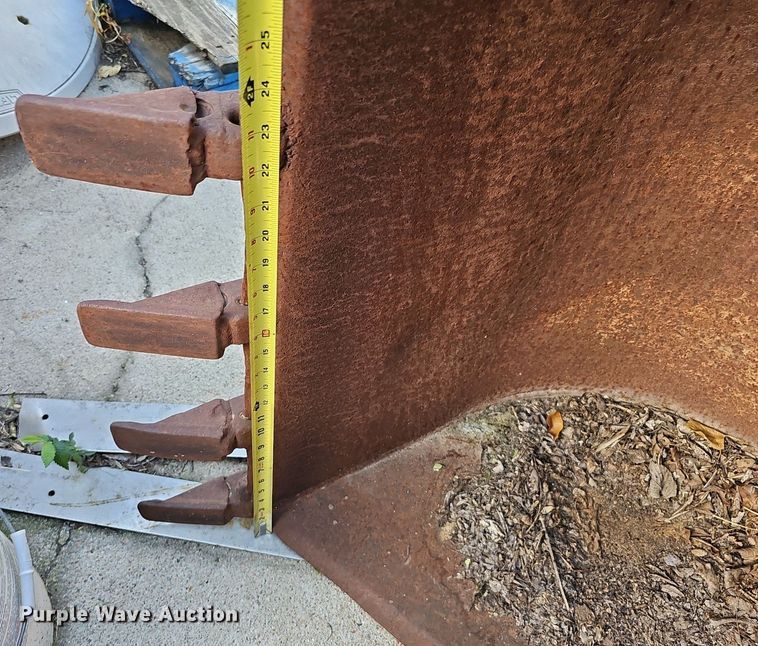 image for item DQ0238 (4) John Deere 410 backhoe buckets