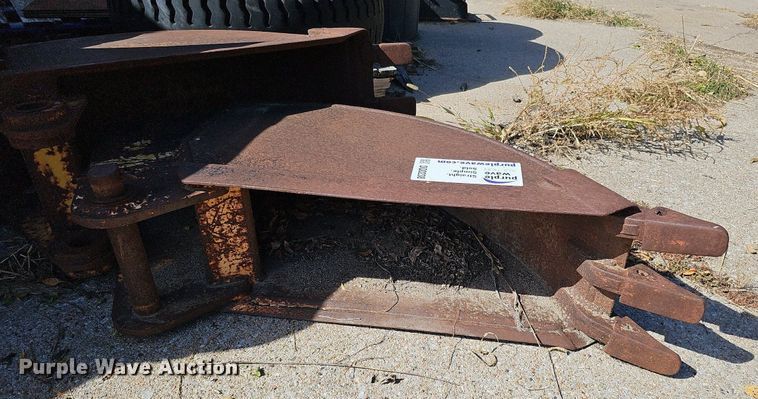 image for item DQ0238 (4) John Deere 410 backhoe buckets