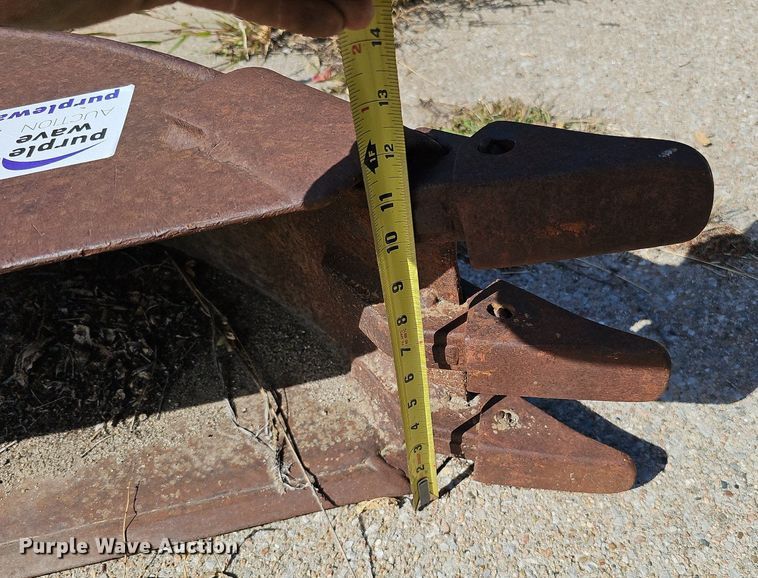 image for item DQ0238 (4) John Deere 410 backhoe buckets