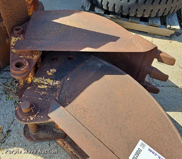 image for item DQ0238 (4) John Deere 410 backhoe buckets