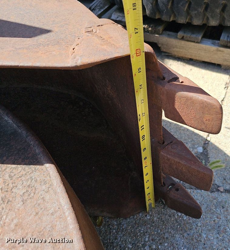 image for item DQ0238 (4) John Deere 410 backhoe buckets