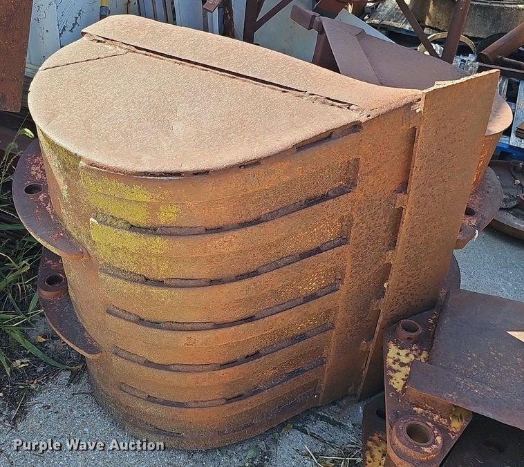 image for item DQ0238 (4) John Deere 410 backhoe buckets