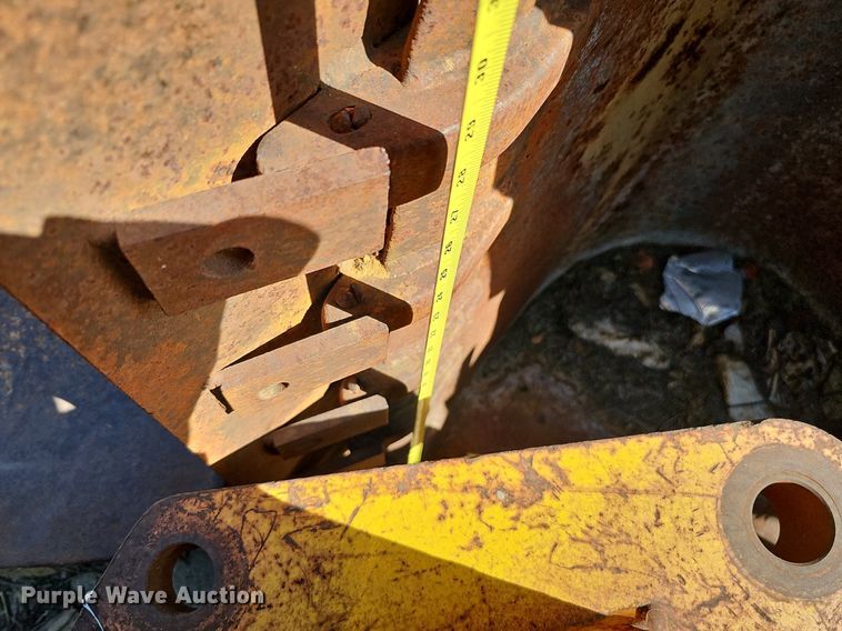 image for item DQ0238 (4) John Deere 410 backhoe buckets