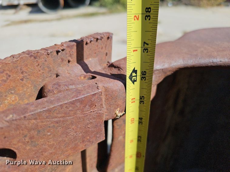 image for item DQ0238 (4) John Deere 410 backhoe buckets