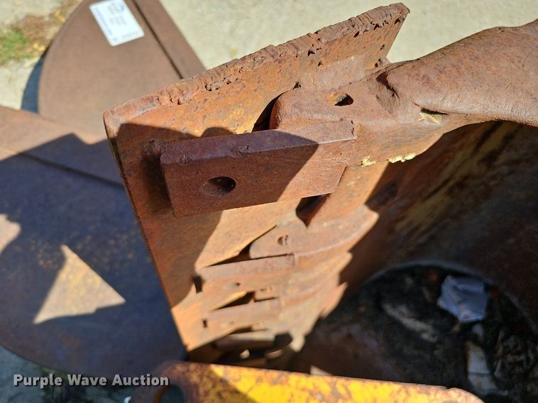 image for item DQ0238 (4) John Deere 410 backhoe buckets