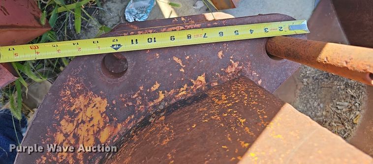 image for item DQ0238 (4) John Deere 410 backhoe buckets