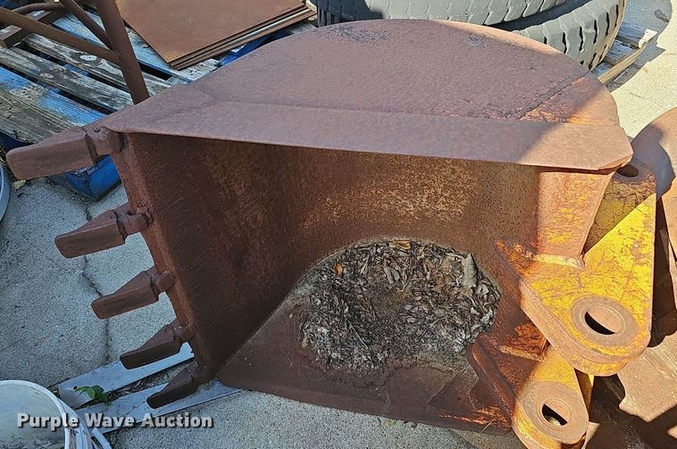 image for item DQ0238 (4) John Deere 410 backhoe buckets