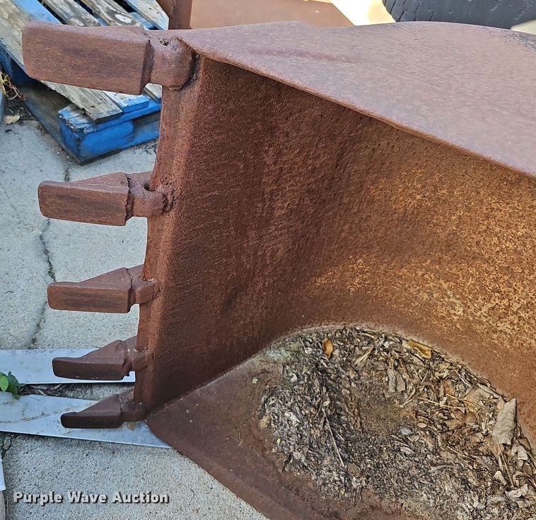 image for item DQ0238 (4) John Deere 410 backhoe buckets