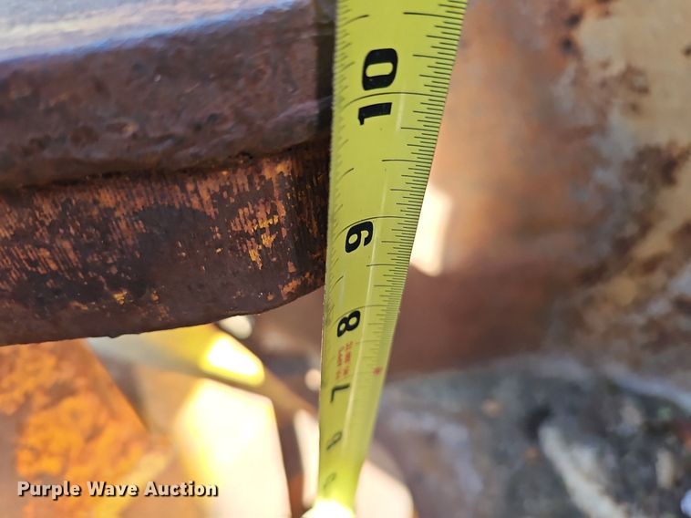 image for item DQ0238 (4) John Deere 410 backhoe buckets