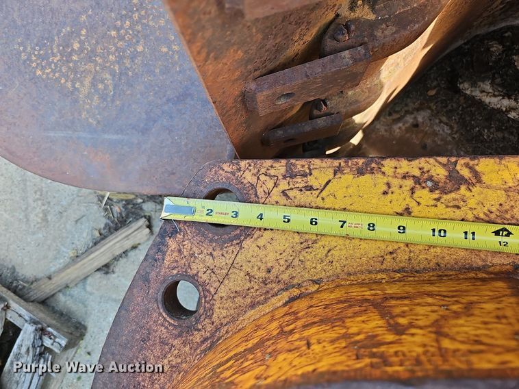 image for item DQ0238 (4) John Deere 410 backhoe buckets