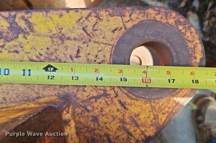 image for item DQ0238 (4) John Deere 410 backhoe buckets