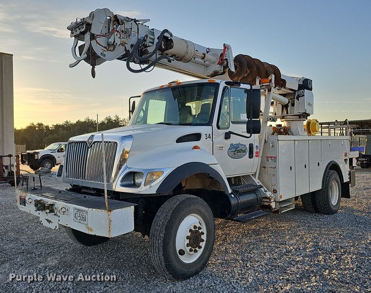 image for item DQ1203 2005 International 7300  digger derrick truck