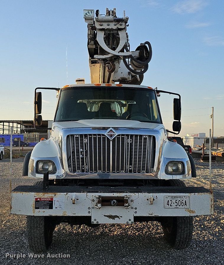 image for item DQ1203 2005 International 7300  digger derrick truck