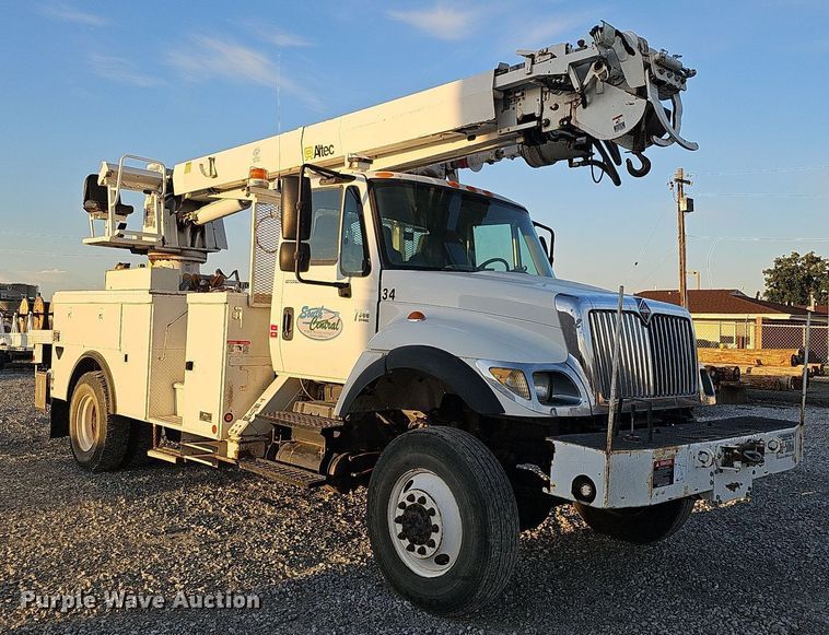 image for item DQ1203 2005 International 7300  digger derrick truck