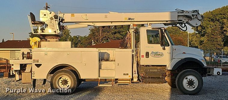 image for item DQ1203 2005 International 7300  digger derrick truck