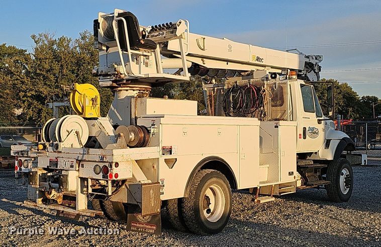 image for item DQ1203 2005 International 7300  digger derrick truck