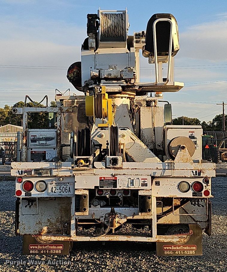 image for item DQ1203 2005 International 7300  digger derrick truck