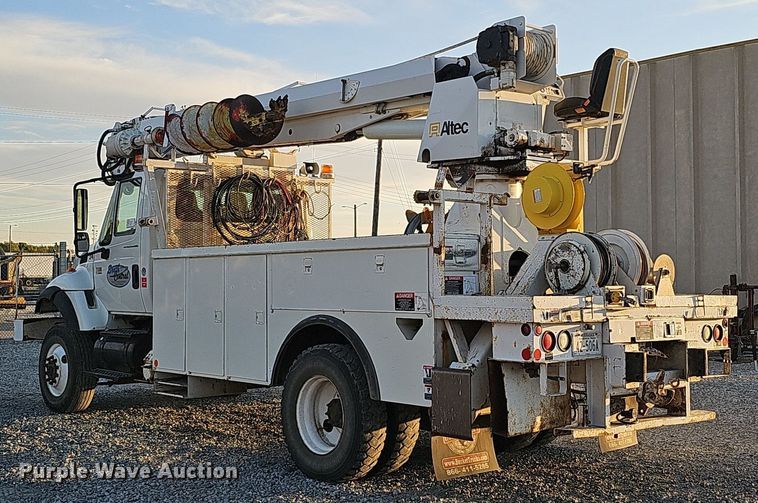 image for item DQ1203 2005 International 7300  digger derrick truck