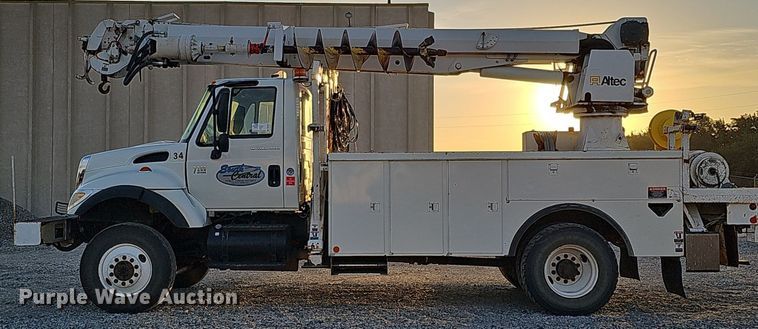 image for item DQ1203 2005 International 7300  digger derrick truck