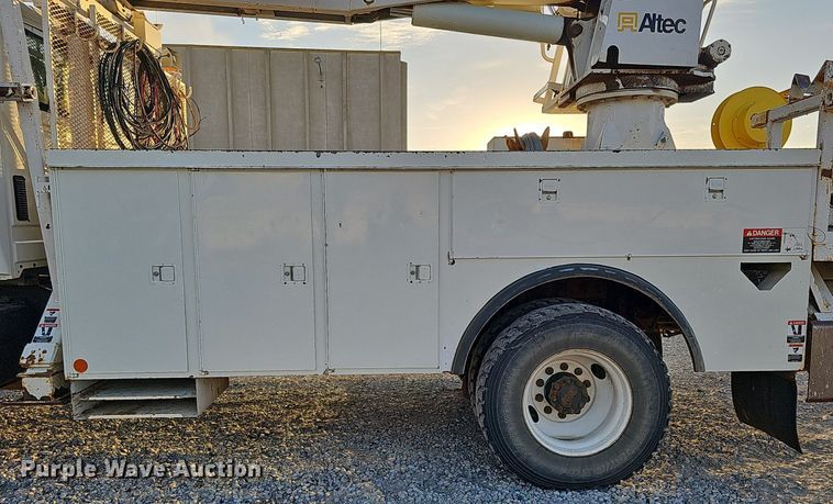 image for item DQ1203 2005 International 7300  digger derrick truck