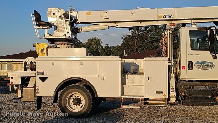 image for item DQ1203 2005 International 7300  digger derrick truck