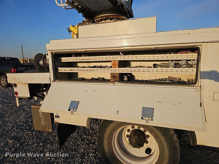 image for item DQ1203 2005 International 7300  digger derrick truck