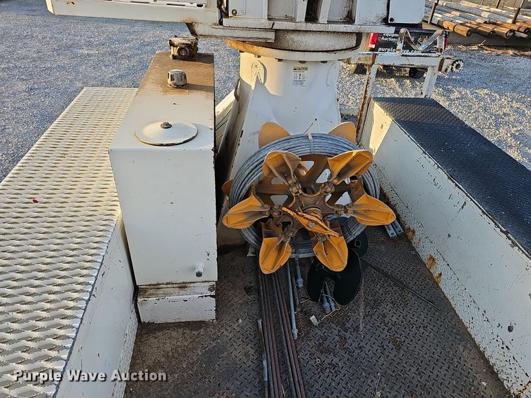 image for item DQ1203 2005 International 7300  digger derrick truck