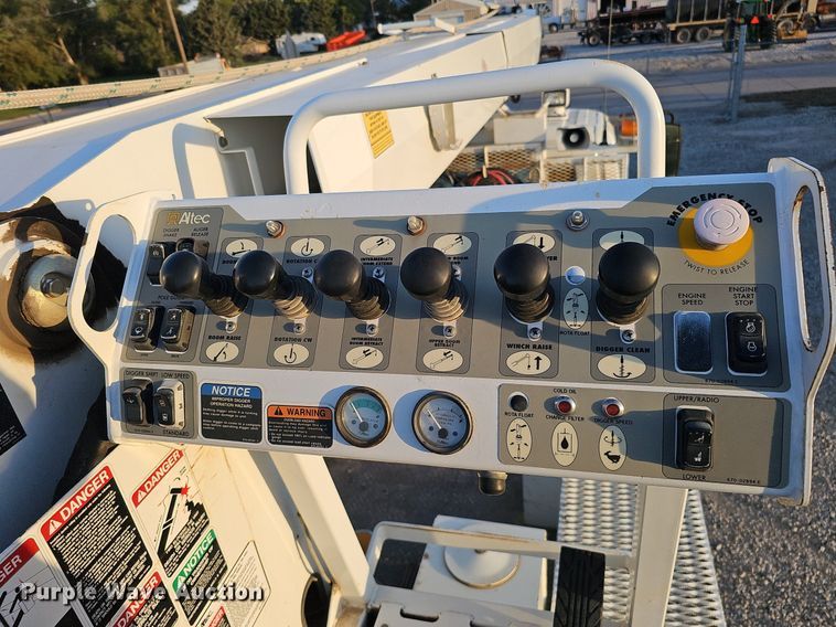 image for item DQ1203 2005 International 7300  digger derrick truck