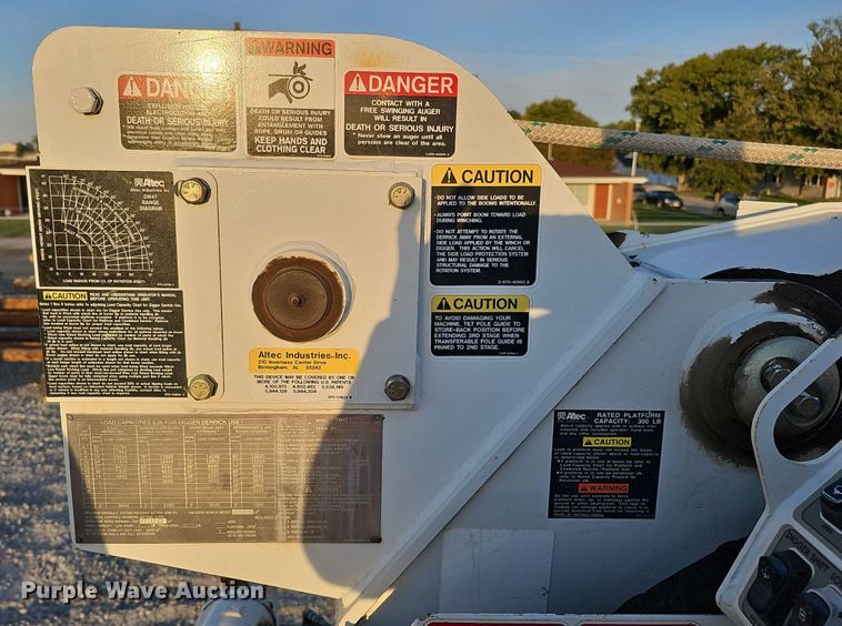 image for item DQ1203 2005 International 7300  digger derrick truck