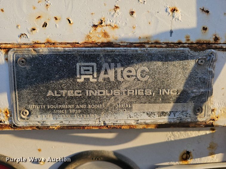 image for item DQ1203 2005 International 7300  digger derrick truck