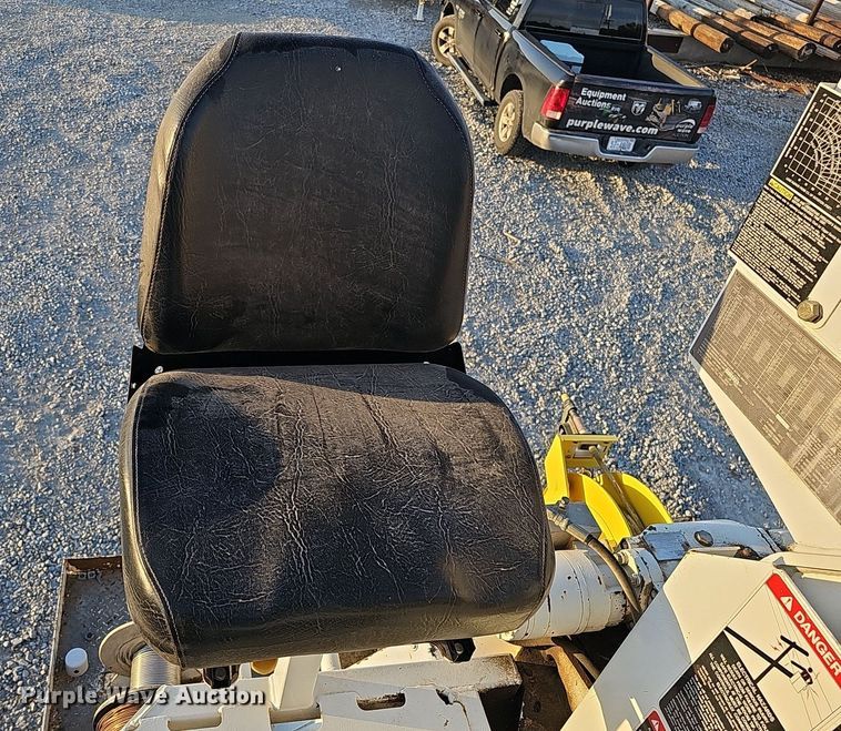 image for item DQ1203 2005 International 7300  digger derrick truck