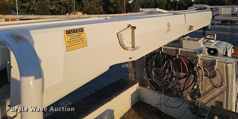 image for item DQ1203 2005 International 7300  digger derrick truck