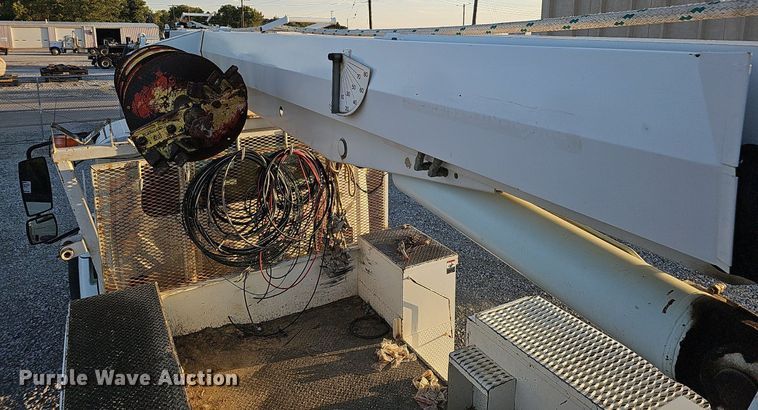 image for item DQ1203 2005 International 7300  digger derrick truck