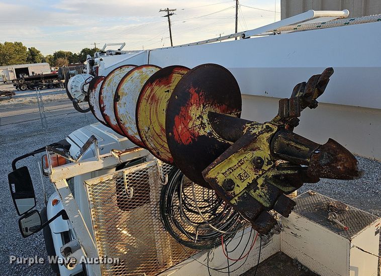 image for item DQ1203 2005 International 7300  digger derrick truck