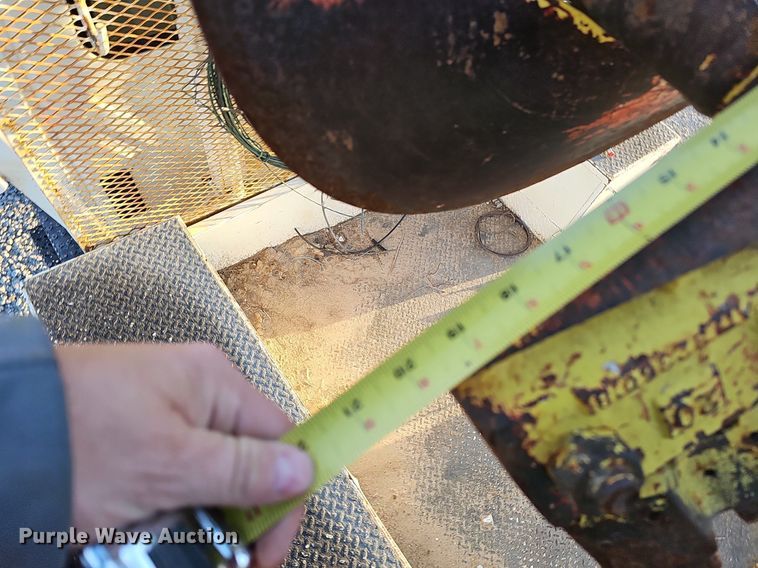 image for item DQ1203 2005 International 7300  digger derrick truck