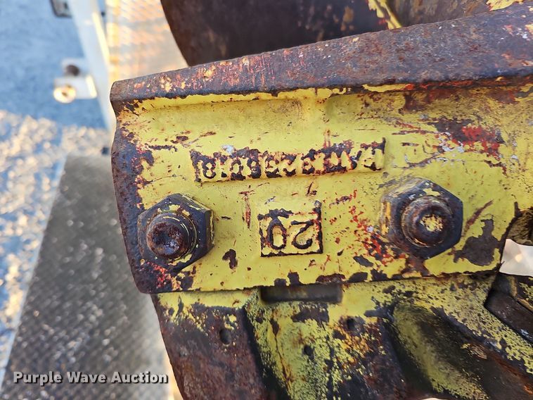 image for item DQ1203 2005 International 7300  digger derrick truck