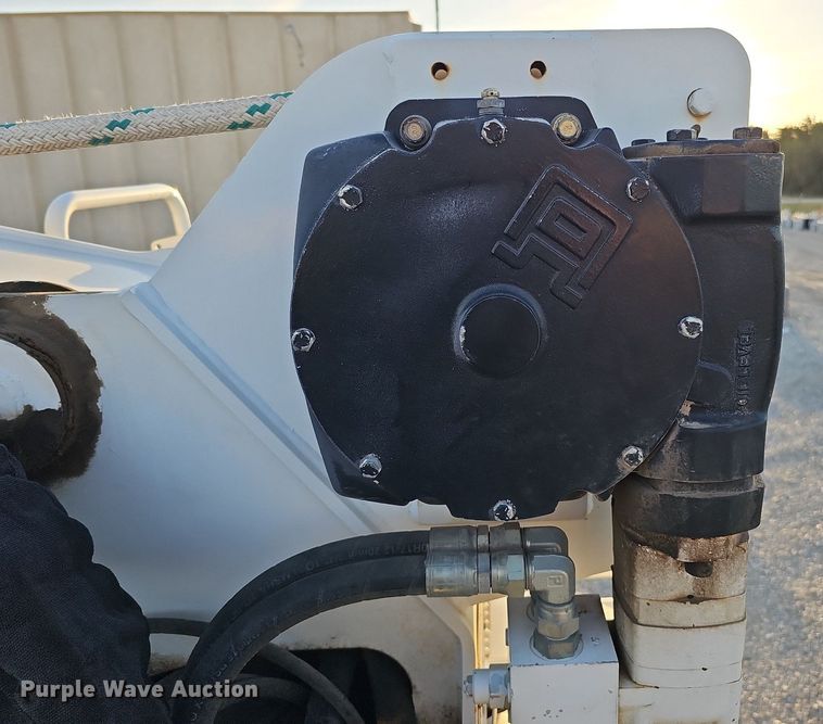 image for item DQ1203 2005 International 7300  digger derrick truck