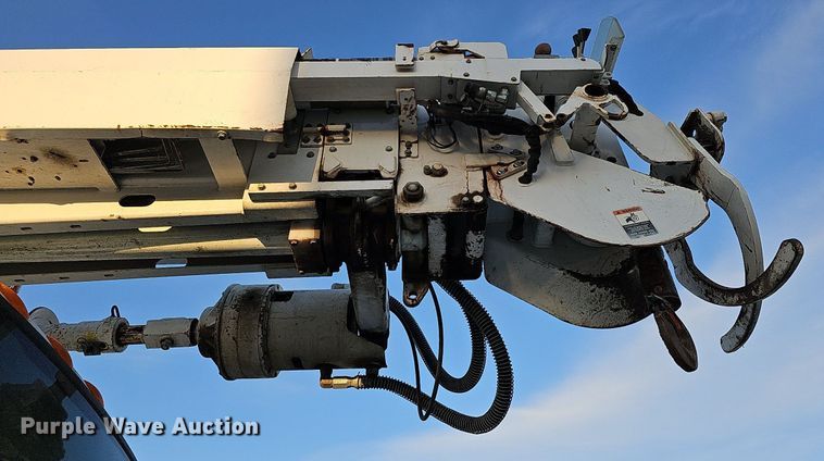 image for item DQ1203 2005 International 7300  digger derrick truck