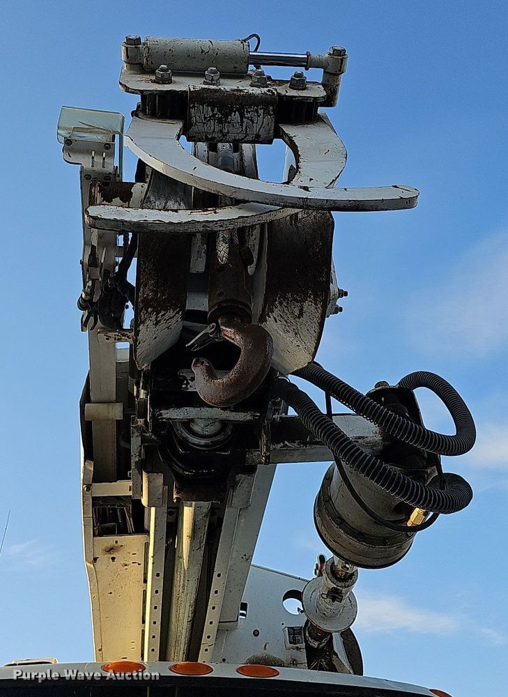 image for item DQ1203 2005 International 7300  digger derrick truck