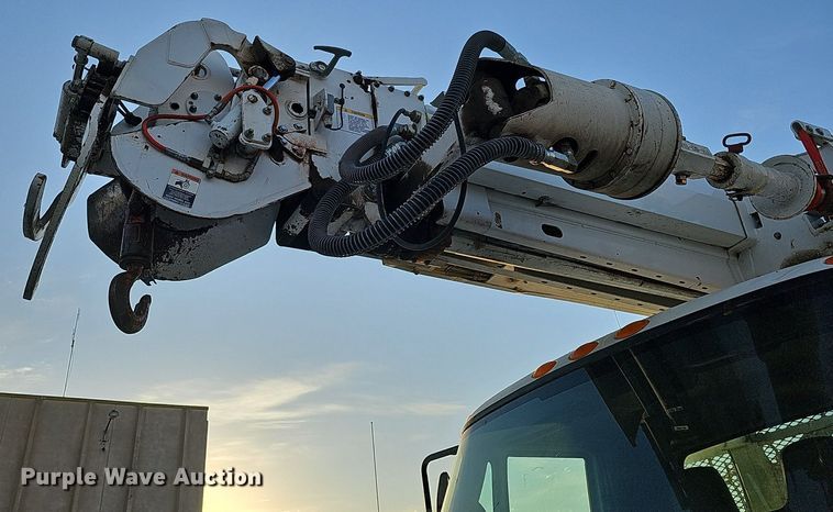 image for item DQ1203 2005 International 7300  digger derrick truck