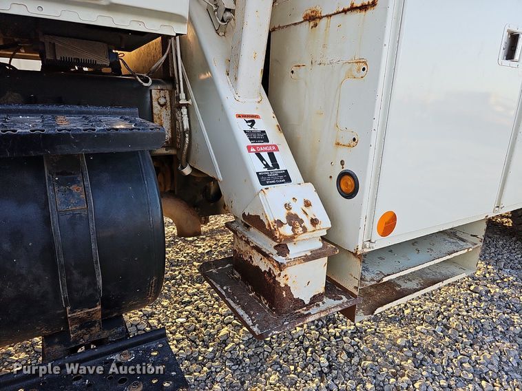 image for item DQ1203 2005 International 7300  digger derrick truck