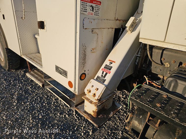 image for item DQ1203 2005 International 7300  digger derrick truck