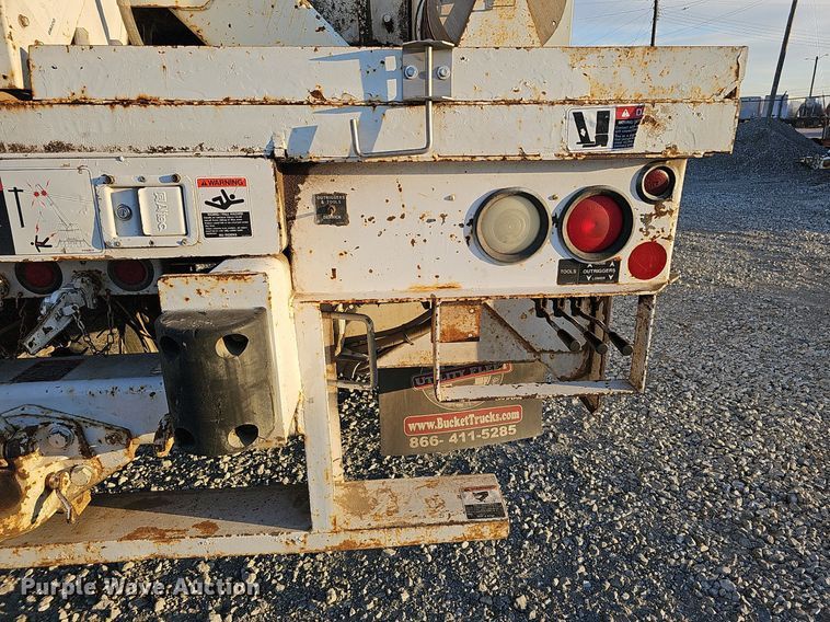 image for item DQ1203 2005 International 7300  digger derrick truck